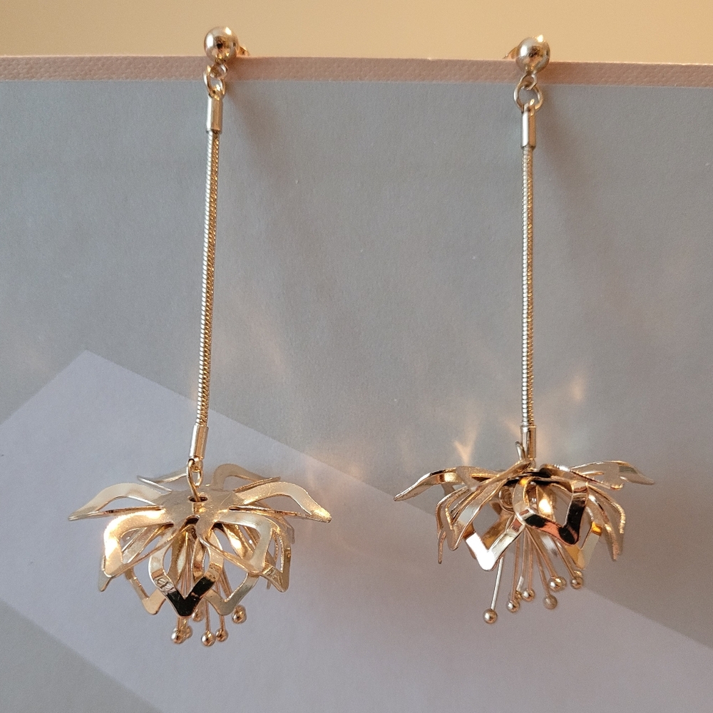 Flower Drop Earrings In Gold-Tone